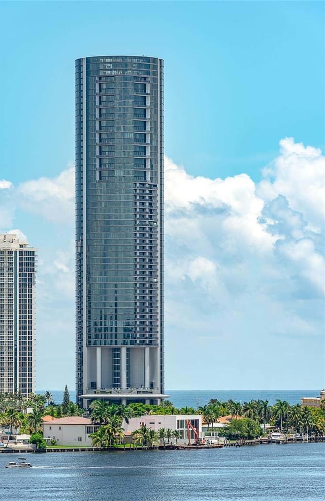 Porsche Design Tower — image 4