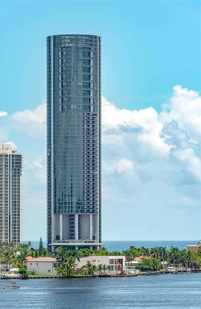 Porsche Design Tower — image 1